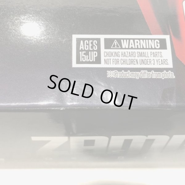 箱正面下部に凹みあり