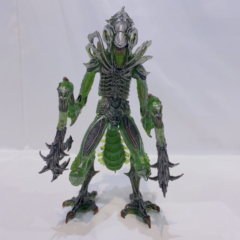 △買取品△ NECA 7インチアクションフィギュア マンティス・エイリアン